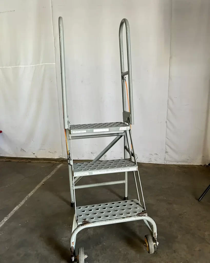 INDUSTRIAL 3 STEP ROLLING LADDER(8)